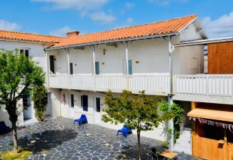 LES BAIGNEURS allows 18 year olds to book a room