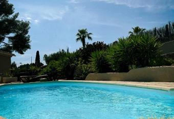 Villa Cocody allows 18 year olds to book a room