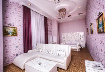 Admiral Hotel has rooms with a private hot tub