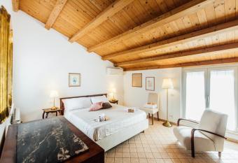 In Centro Residenza - Suites & Apartments has Balcony rooms