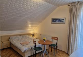 Livingpalanga Meta su balkonu has Balcony rooms