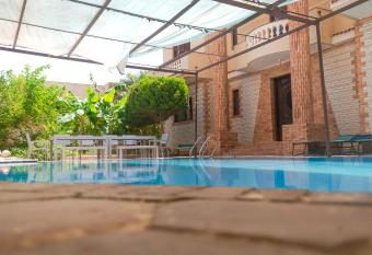 4 Bedroom superior family villa with private pool, 5 min from beach Abu Talat has Balcony rooms