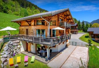Chalet Levant Blanc - OVO Network has rooms with a private hot tub