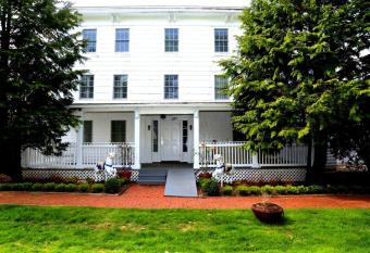 Harpoon House has Balcony rooms