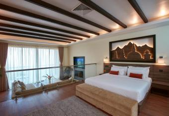 Dhulikhel Lodge Resort has rooms with a private hot tub