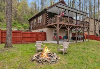 Soco Serene Cabin in the Heart of Maggie Valley has rooms with a private hot tub
