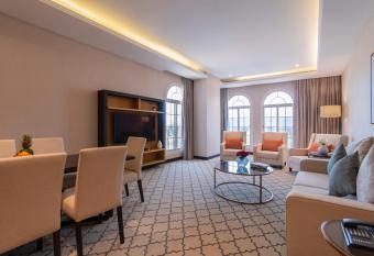 Gardino Hotel & Residence has rooms with a private hot tub