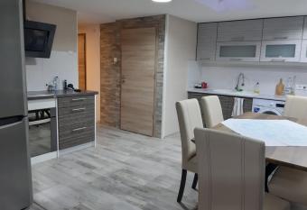 Sarl   utcai h  z has Balcony rooms