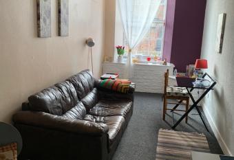 East Coast Lovely Flat in Montrose allows 18 year olds to book a room