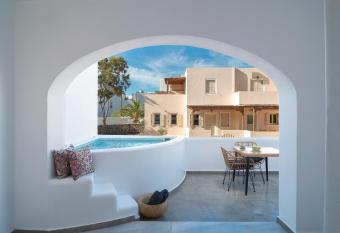 Dolce Suites has rooms with a private hot tub