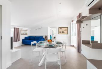 Enfasi Holiday Home has Balcony rooms