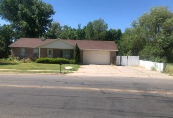 Beautiful Secluded 2 bedrooms 1 bathroom apartment allows 18 year olds to book a room