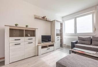 Cosy Apartment Hugo allows 18 year olds to book a room