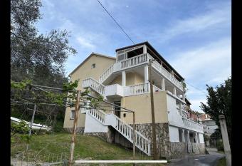 Villa Stani  i   has Balcony rooms