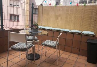 Piso c  ntrico con terraza. has Balcony rooms