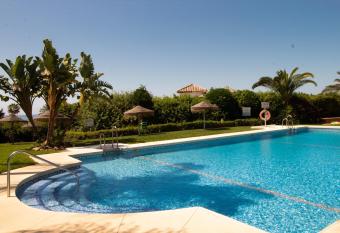 COSTABELLA Marbella 1 min walking from the beach allows 18 year olds to book a room