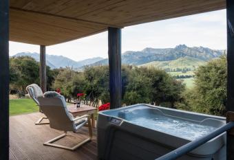 The Kanuka Cabin has Balcony rooms