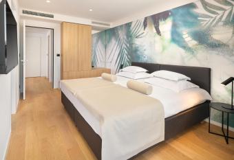 Amphora s Garden has rooms with a private hot tub