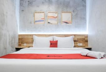 RedDoorz @ Sekip Medan allows 18 year olds to book a room