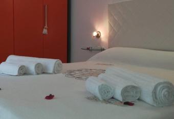 APPARTAMENTO LUMINOSO CON TERRAZZA allows 18 year olds to book a room