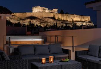 THIRAMENOUS RESIDENCE has rooms with a private hot tub