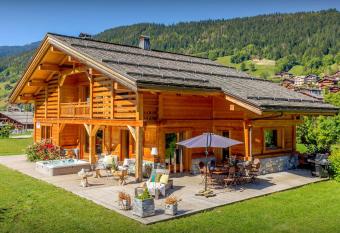 Chalet Ibusta - OVO Network has rooms with a private hot tub