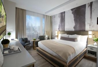 Hilton Club The Central at 5th New York allows 18 year olds to book a room