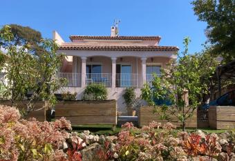 La Calanq Aise has Balcony rooms