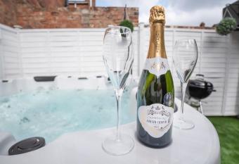 Amberley House, York - with Hot Tub -Free Parking has rooms with a private hot tub