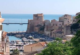 la palma allows 18 year olds to book a room