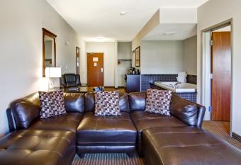 Canalta Hotel Tisdale has rooms with a private hot tub