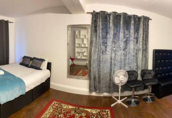 Wns HOTEL has rooms with a private hot tub