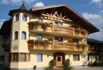 Landhaus Gr  nau has Balcony rooms