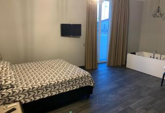 La Terrazza di Parthenope has rooms with a private hot tub