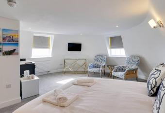 master accommodation suite 11 sea view allows 18 year olds to book a room