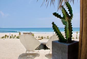 R  stico Lounge - Property in front of the beach has Balcony rooms