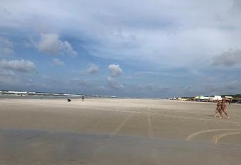 Salinas by Cris Exclusive e Premium allows 18 year olds to book a room