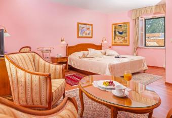 Hotel Ostrea has rooms with a private hot tub