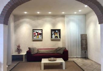 Bella casa vicino alla grotta giusti. allows 18 year olds to book a room