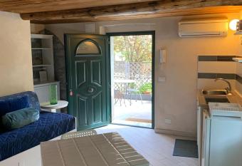 A pochi passi dal mare allows 18 year olds to book a room