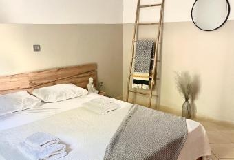 Bocca house near Athens Airport has Balcony rooms