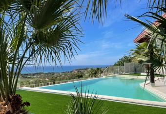 Ad un passo dal Blu has rooms with a private hot tub