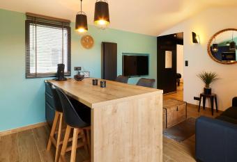 R  sidence La Chaize has rooms with a private hot tub