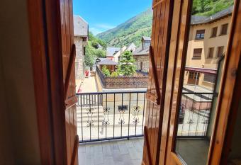 The Bossost has Balcony rooms