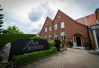 Hotel & Restaurant Alte Schule allows 18 year olds to book a room
