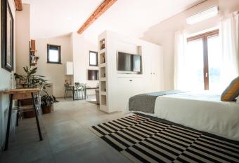 SUITE MONFORTE LANGHE EXPERIENCE has Balcony rooms