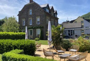 Altes Pfarrhaus allows 18 year olds to book a room