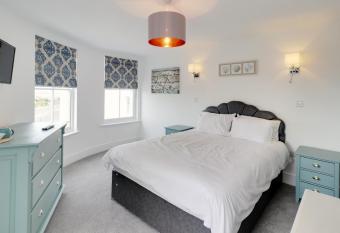 Master accommodation suite 7 sea view allows 18 year olds to book a room