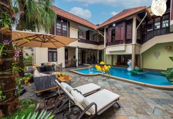 9225sf 6BR 27PAX Private Pool Villa, 1km to KLCC has Balcony rooms