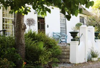 Moolmanshof 1798, Traditional Cape Dutch H-Shaped Farmhouse has Balcony rooms